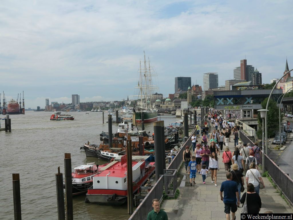 Vanaf Speicherstadt kun je langs de Elbe naar de havens van Sankt Pauli wandelen. Deze foto is gemaakt bij metrostation Baumwall. Tip:   Leuke dingen doen in Hamburg.